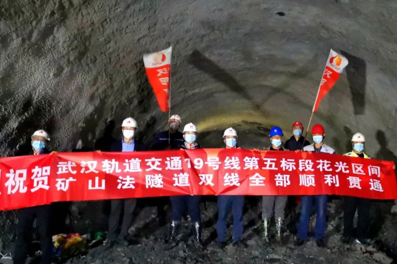 地铁4号线柳滩站主体结构封顶(图1) 地铁4号线柳滩站主体结构封顶(图1)