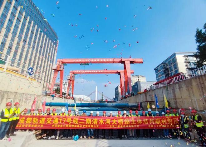 地铁17号线最长车站顺利封顶(图1) 地铁17号线最长车站顺利封顶(图1)