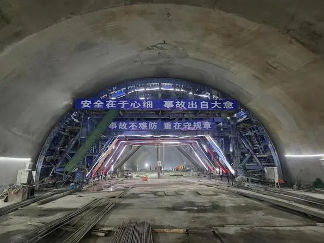 轨道交通3号线贵医站主体结构进度过半 拱顶已初具规模(图1) 轨道交通3号线贵医站主体结构进度过半 拱顶已初具规模(图1)
