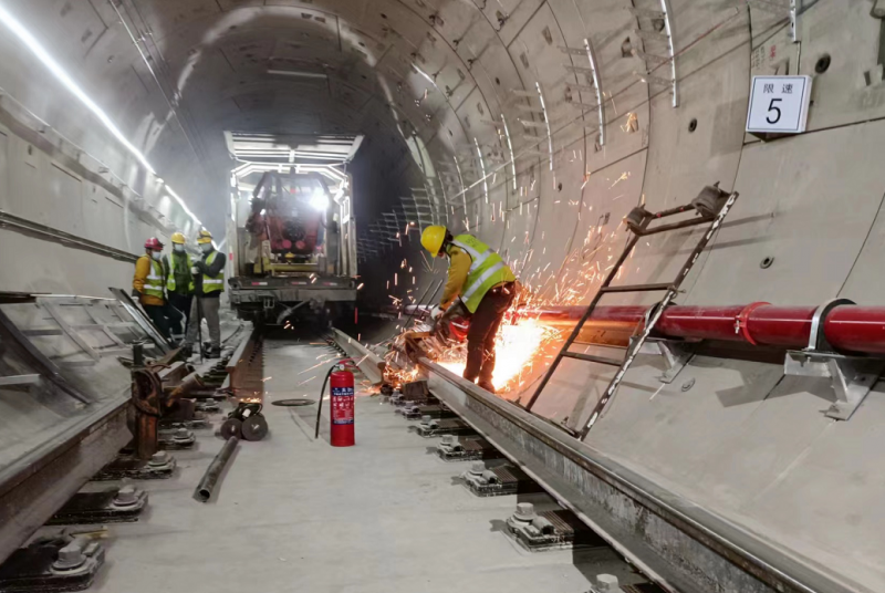 地铁3号线二期西北环北马路站至太平桥站区间正式完成“长轨通”(图1) 地铁3号线二期西北环北马路站至太平桥站区间正式完成“长轨通”(图1)