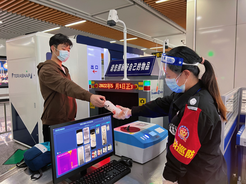 地铁智慧安检上“新”,过安检不用再“喝一口”(图1) 地铁智慧安检上“新”,过安检不用再“喝一口”(图1)
