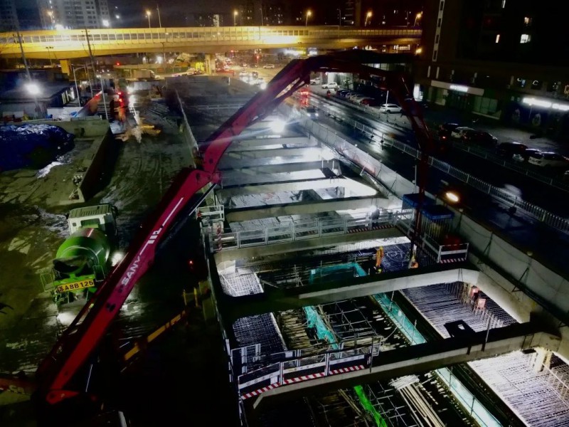 地铁6号线应天东街站主体结构顺利封顶(图1) 地铁6号线应天东街站主体结构顺利封顶(图1)