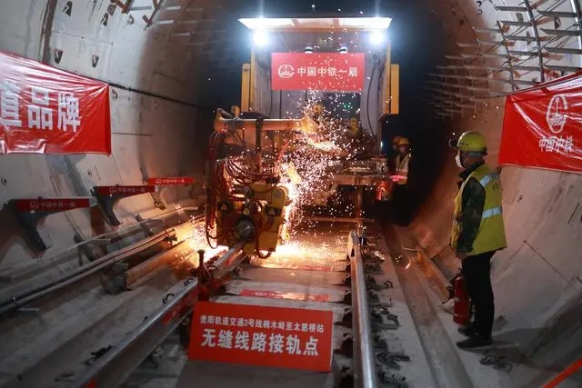 轨道交通3号线桐木岭至太慈桥站实现“长轨通”(图1) 轨道交通3号线桐木岭至太慈桥站实现“长轨通”(图1)