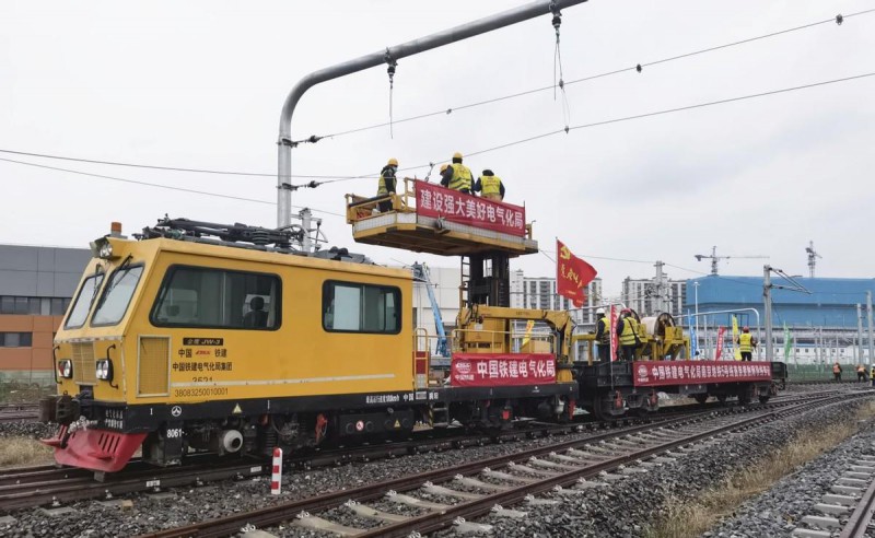地铁5号线首条接触网导线成功架设(图1) 地铁5号线首条接触网导线成功架设(图1)