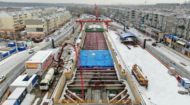 地铁1号线东延线东三环站顺利封顶(图1) 地铁1号线东延线东三环站顺利封顶(图1)