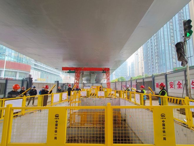 轨道交通12号线汪家墩站清障井基坑顺利开挖(图1) 轨道交通12号线汪家墩站清障井基坑顺利开挖(图1)