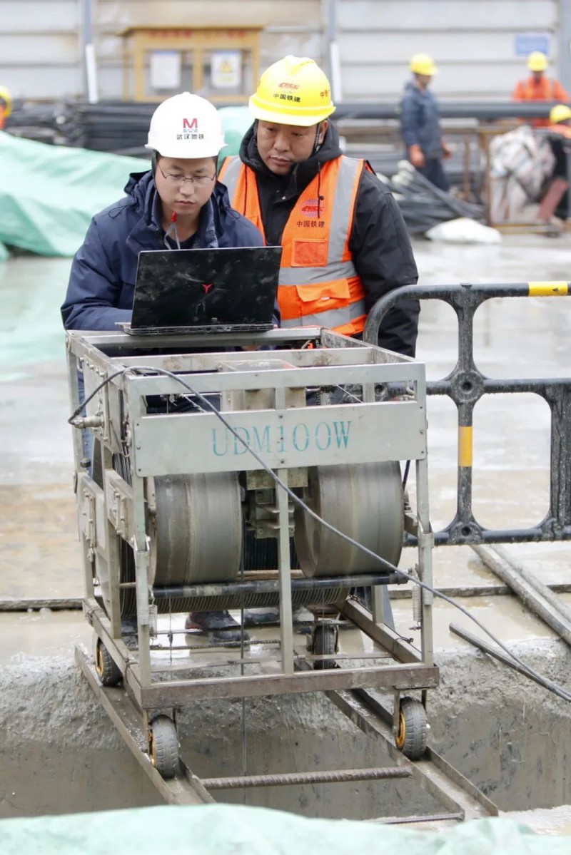 地铁工程师摸索出一套检测质量标准 地连墙超声波检测由“抽样检”变“逐幅检”(图1) 地铁工程师摸索出一套检测质量标准 地连墙超声波检测由“抽样检”变“逐幅检”(图1)