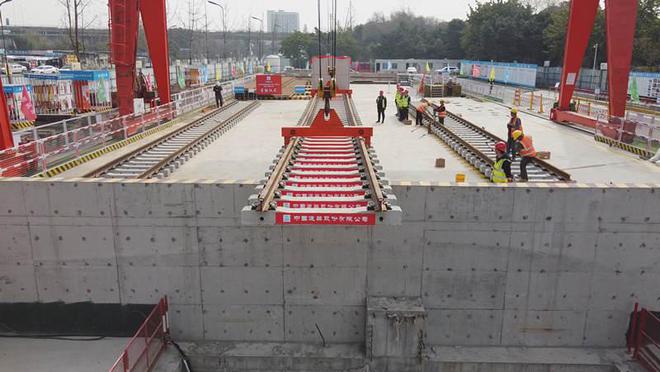 地铁27号线一期工程地下段开始铺轨施工(图1) 地铁27号线一期工程地下段开始铺轨施工(图1)