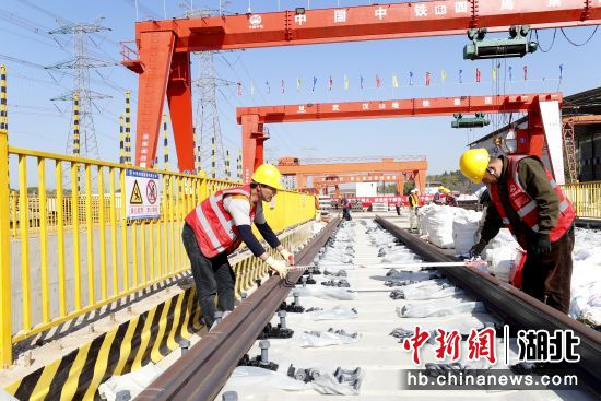 两大“利器”助力武汉地铁19号线铺轨作业提速(图1) 两大“利器”助力武汉地铁19号线铺轨作业提速(图1)