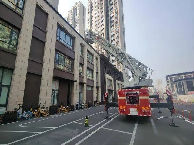轨道消防开展高层灭火救援实战演练活动(图1) 轨道消防开展高层灭火救援实战演练活动(图1)