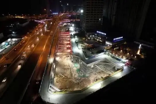 地铁5号线首段车站深基坑开挖顺利“见底”(图1) 地铁5号线首段车站深基坑开挖顺利“见底”(图1)