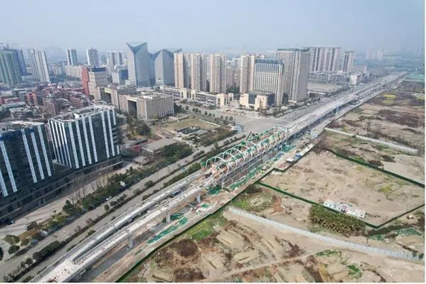 地铁27号线一期工程高架站加快建设(图1) 地铁27号线一期工程高架站加快建设(图1)