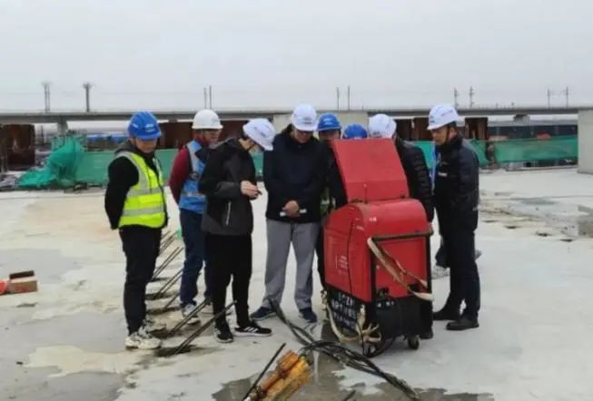 全省首个智能张拉监测系统试点项目在S1线灵昆车辆段成功应用(图1) 全省首个智能张拉监测系统试点项目在S1线灵昆车辆段成功应用(图1)