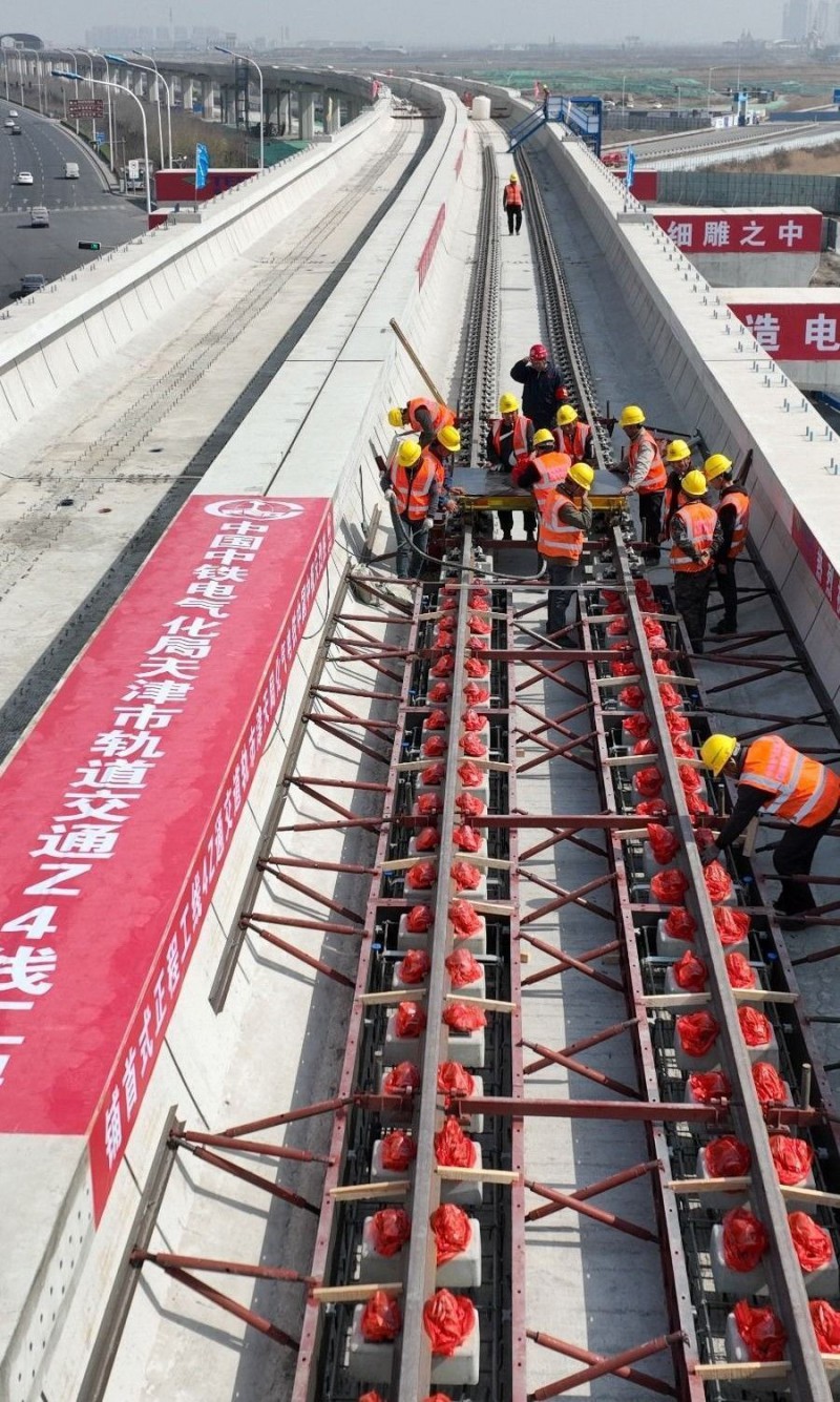 轨道交通Z4线正式进入铺轨阶段(图1) 轨道交通Z4线正式进入铺轨阶段(图1)
