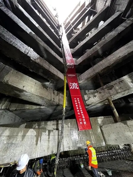 地铁4号线过江盾构并底板浇筑(图1) 地铁4号线过江盾构并底板浇筑(图1)