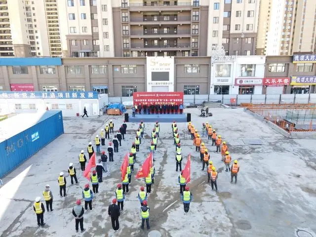 地铁3号线“先锋一号”盾构顺利始发(图1) 地铁3号线“先锋一号”盾构顺利始发(图1)