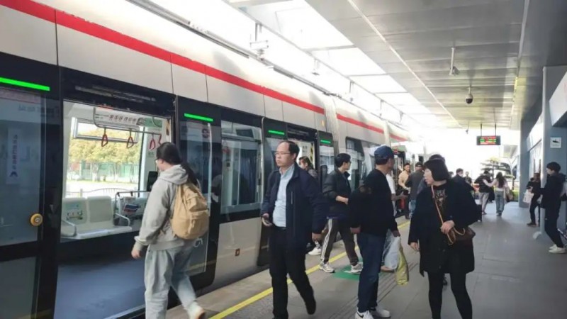 有轨电车日客流量再破万!“崇军号”电车上线!(图1) 有轨电车日客流量再破万!“崇军号”电车上线!(图1)