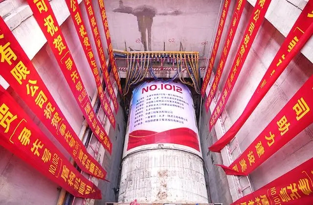 地铁7号线鼓楼站首台盾构机顺利始发(图1) 地铁7号线鼓楼站首台盾构机顺利始发(图1)