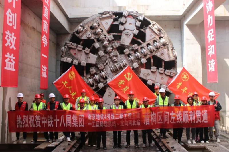 地铁4号线二期首台盾构“新征程1号”顺利接收(图1) 地铁4号线二期首台盾构“新征程1号”顺利接收(图1)