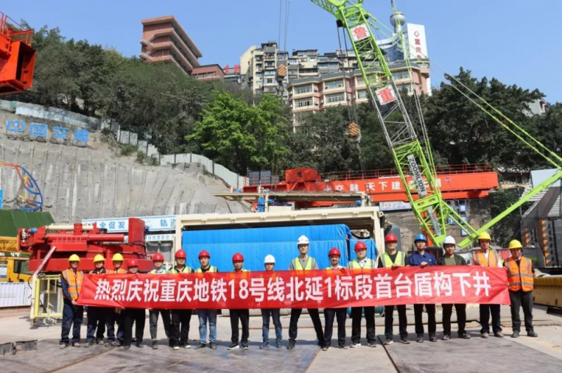 地铁18号线北延伸段七重区间首台盾构吊装顺利下井(图1) 地铁18号线北延伸段七重区间首台盾构吊装顺利下井(图1)