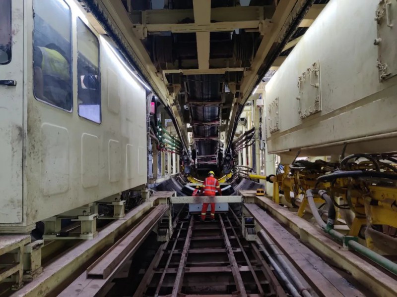 地铁18号线北延伸段“渝越2号”TBM顺利始发(图1) 地铁18号线北延伸段“渝越2号”TBM顺利始发(图1)