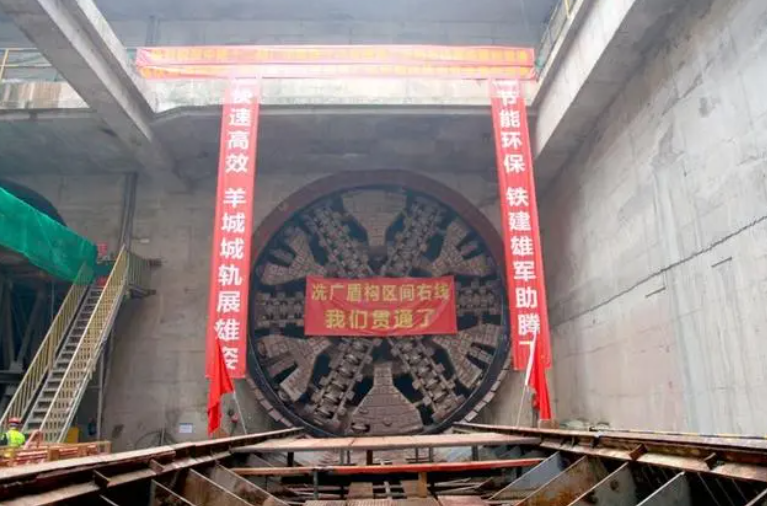 地铁18号线后通段首条盾构隧道顺利贯通(图1) 地铁18号线后通段首条盾构隧道顺利贯通(图1)