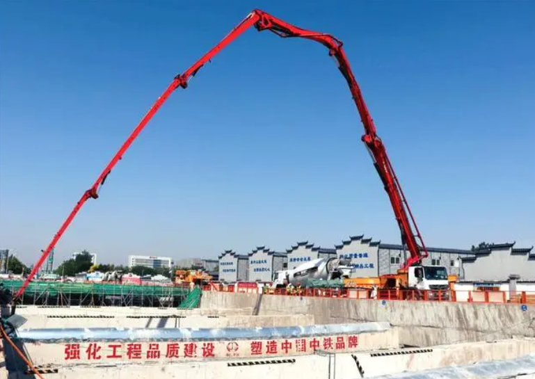 轨道交通Z2线首个地下车站顺利封顶(图1) 轨道交通Z2线首个地下车站顺利封顶(图1)