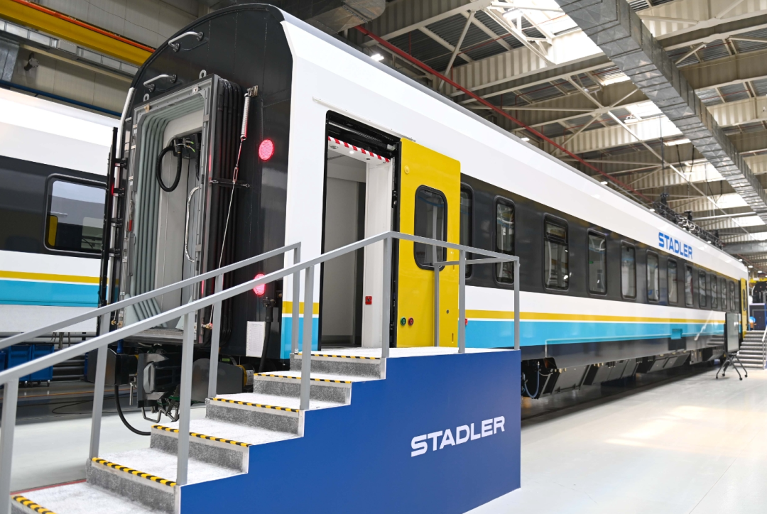 哈总统视察工厂 Stadler哈萨克斯坦首辆铁路客车下线(图5) 640 (35).png