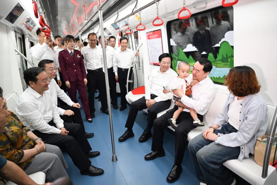 沈阳地铁1号线东延线开通运营 辽宁省委书记、省长乘地铁与乘客交流(图2) 640 (16).jpg