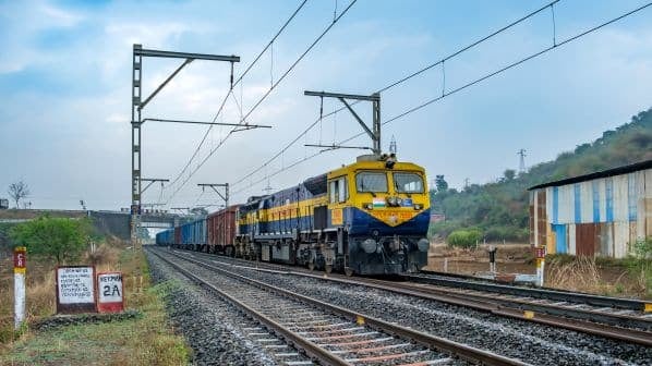印度批准四条主要线路的轨道扩建(图1) India-multitracking-red-shutterstock_2300489541.jpg