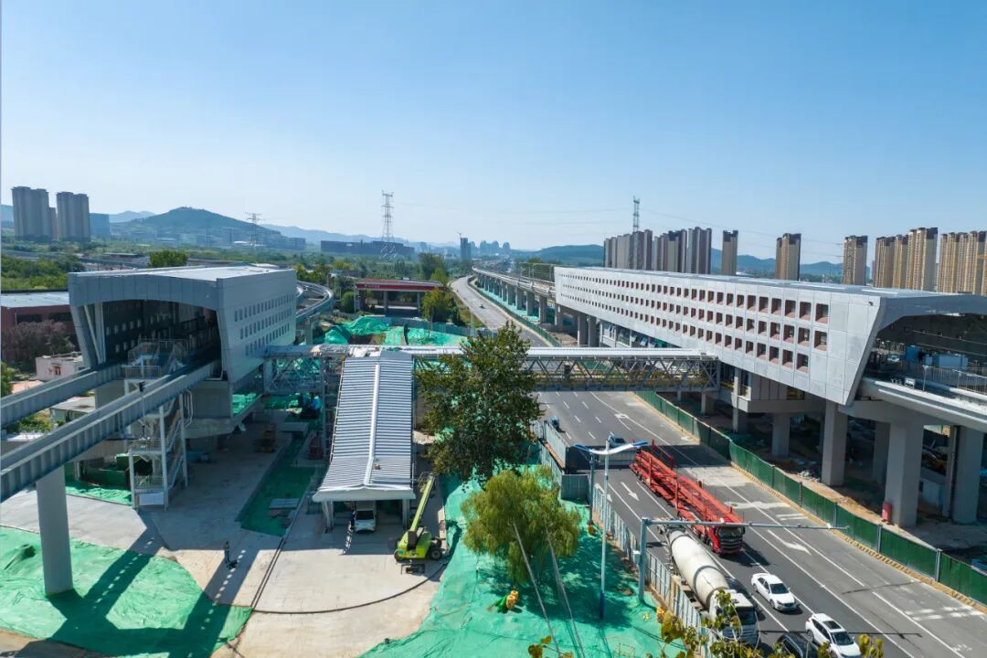 济南云巴换乘站探访:五大枢纽展现“无缝衔接”匠心(图3) 640 - 2025-10-28T172240.940.jpg
