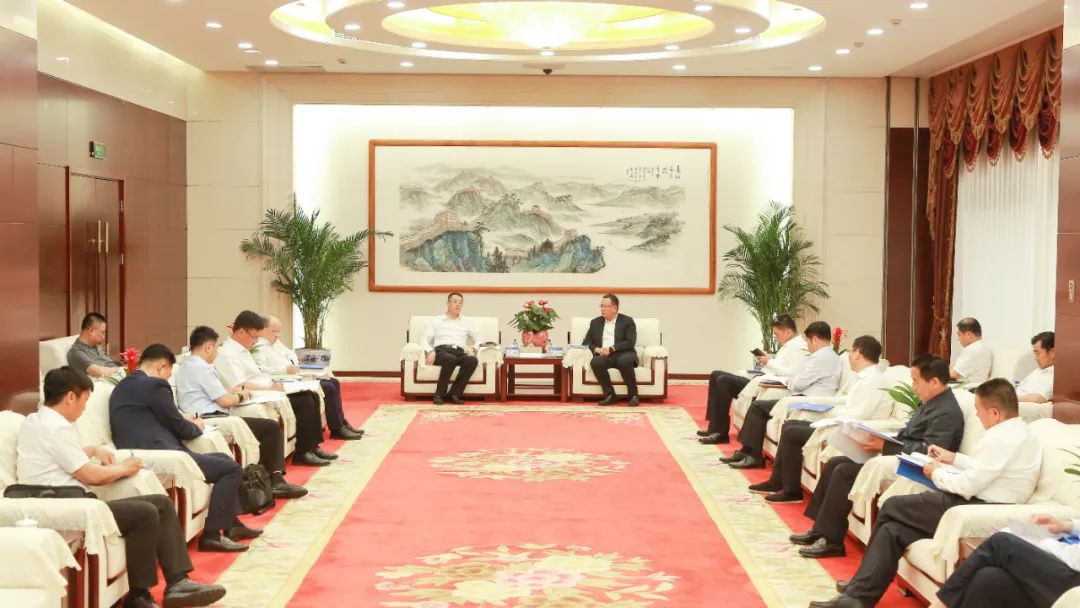 中国中铁陈文健与盘锦市委副书记、市长邢鹏举行会谈(图1) 3-23051Q40604a5.jpg