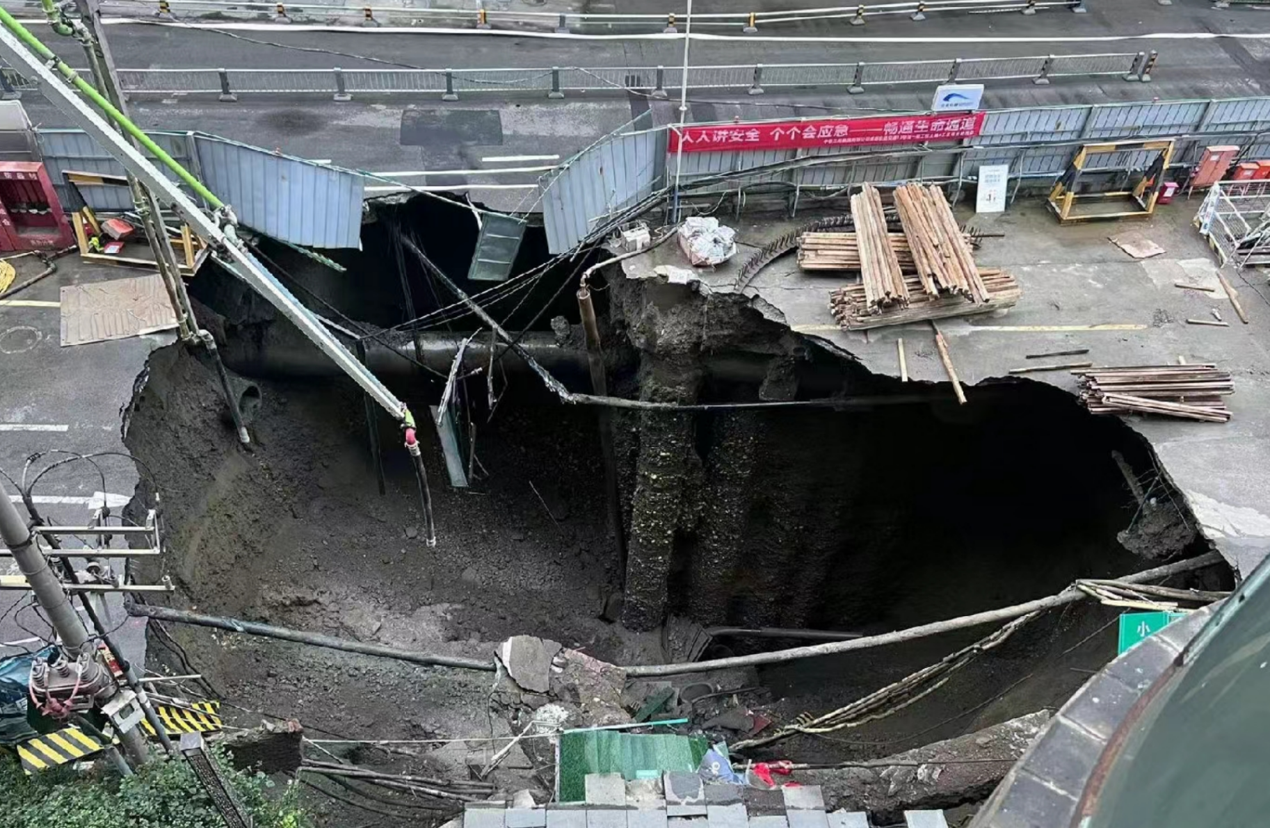 网友曝料成都地铁13号线在建路段塌方！(图2)