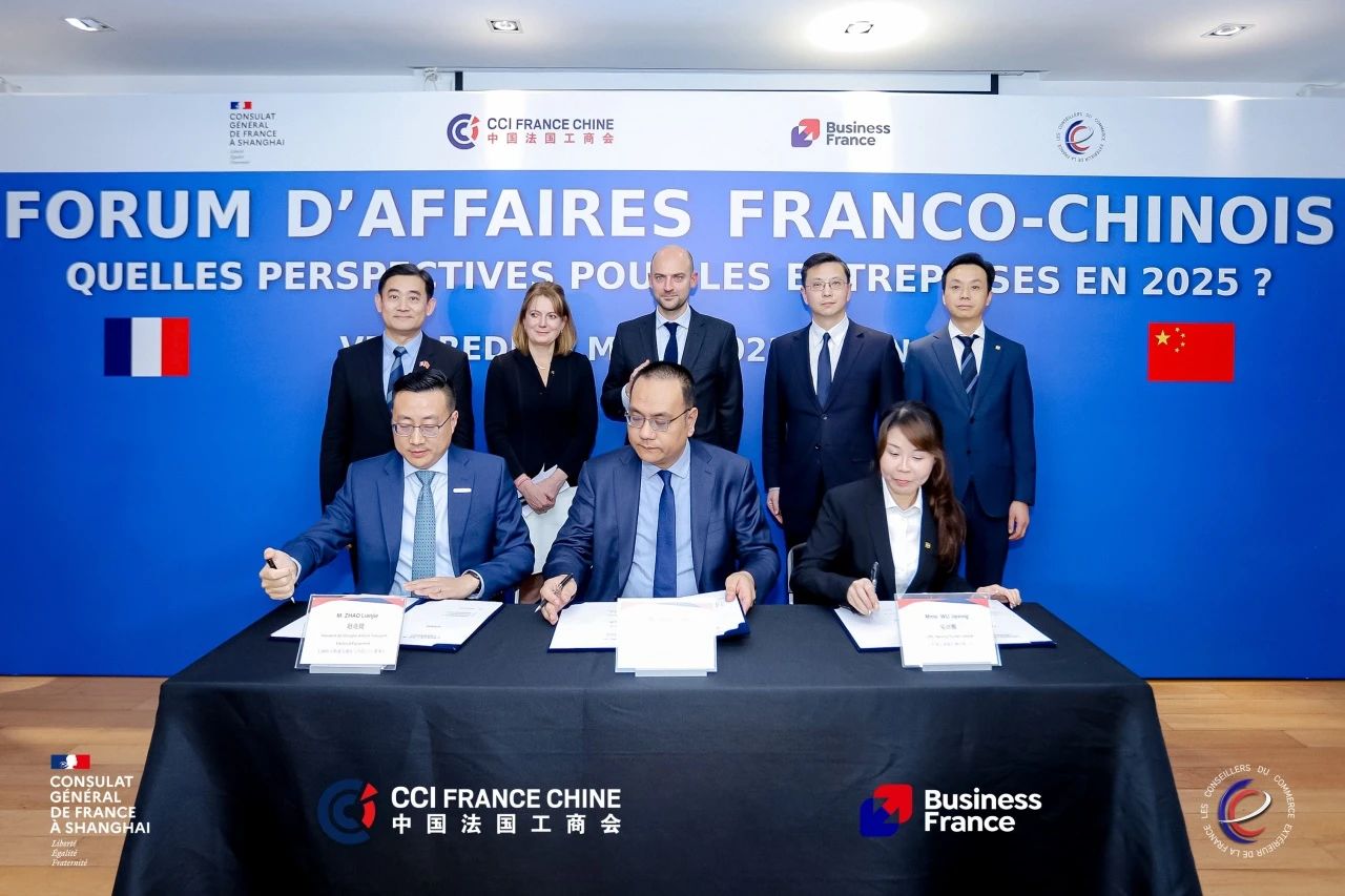 The three-party contract was signed between Shentong Metro Vehicle Division, CRRC Puzhen, and Alstom(图1)