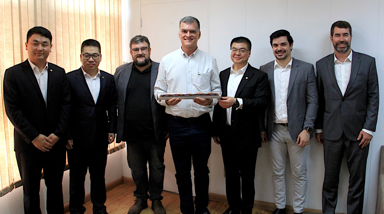 A delegation from CRRC Brazil visited Araraquara to discuss the feasibility of building a factory(图1)