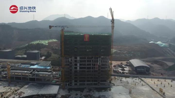 地铁1号线鉴湖停车场综合楼顺利封顶(图1)