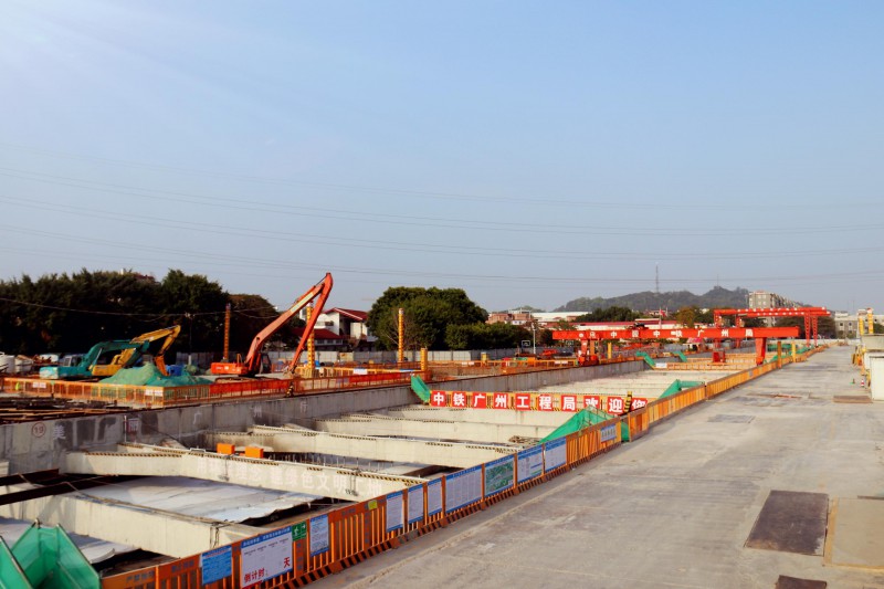 地铁7号线二期深井站、10号线广钢新城站等在建车站主体结构已实现封顶(图1)