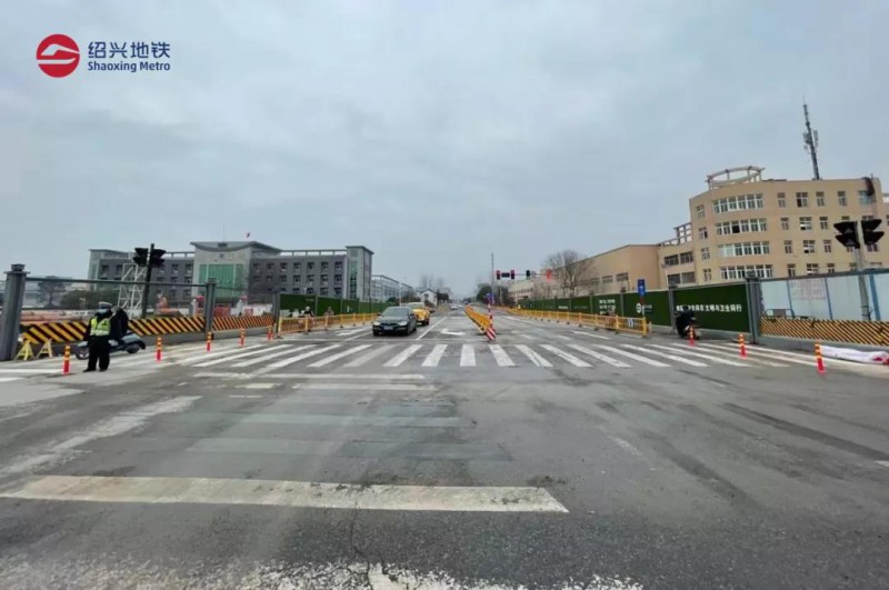 地铁2号线一期工程袍中路站三期交改顺利完成(图1)