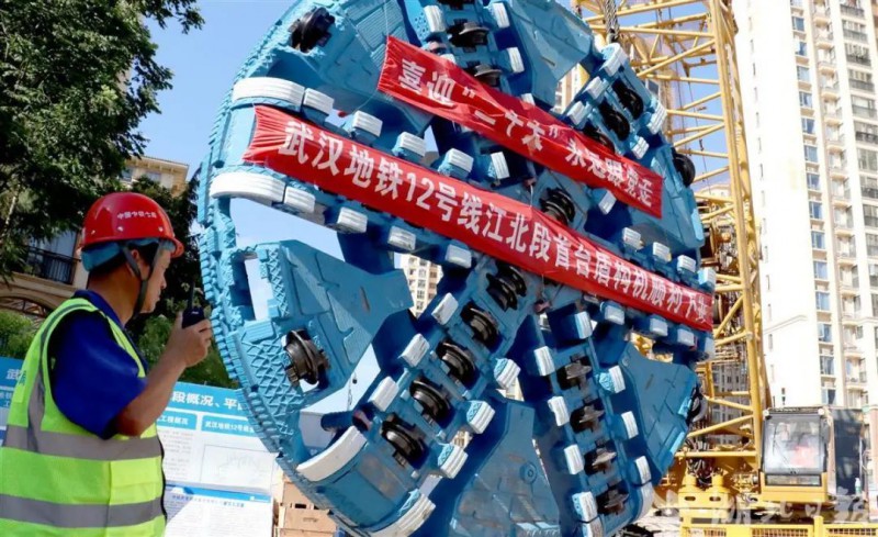 地铁12号线江北段首台盾构机顺利下井(图1)