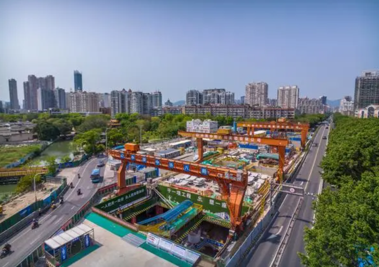 地铁滨海快线盾构机顺利下穿闽江(图1)