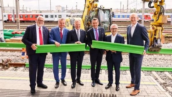 Austria-first-Voestalpine-green-rail-laid-at-Linz-29-07-25-OBB-pic.jpg