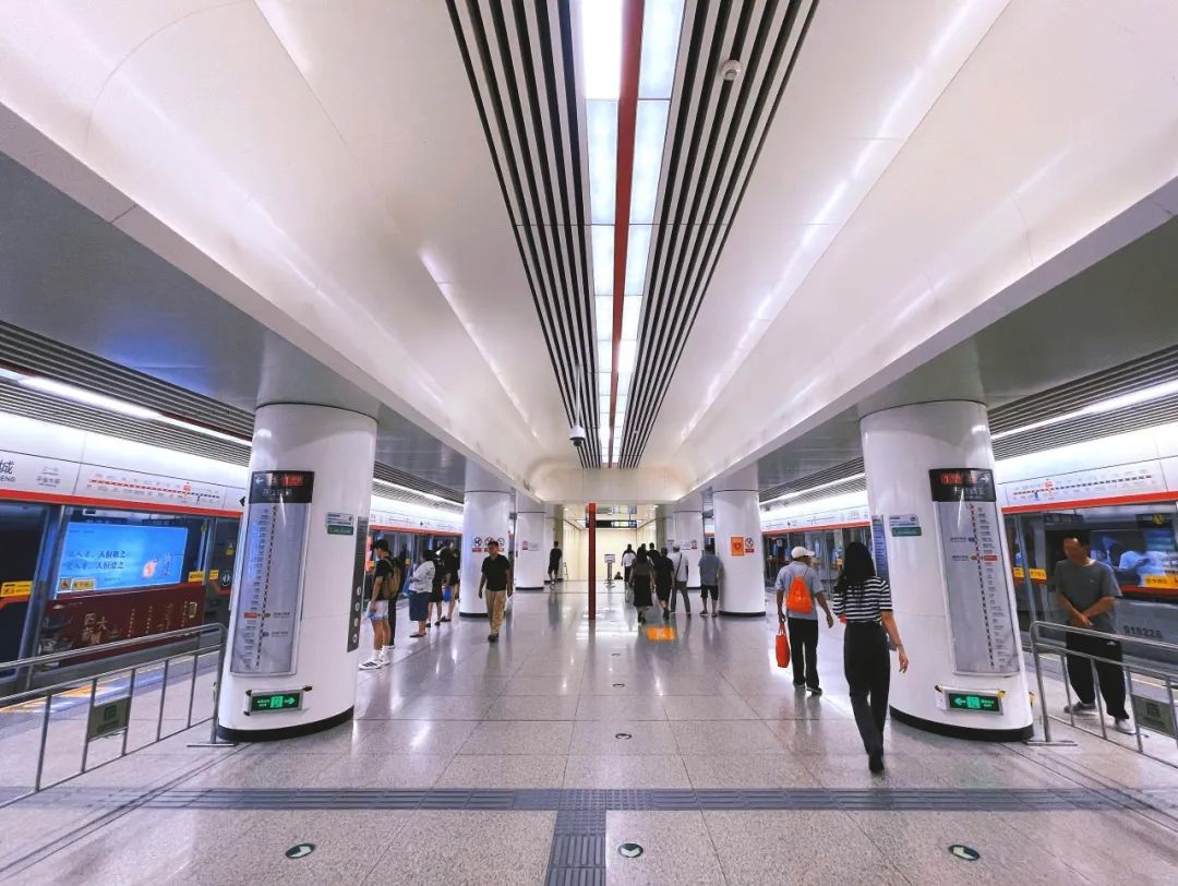 探秘地铁的“双面魅力”:侧式站台VS岛式站台(图1) 岛.png