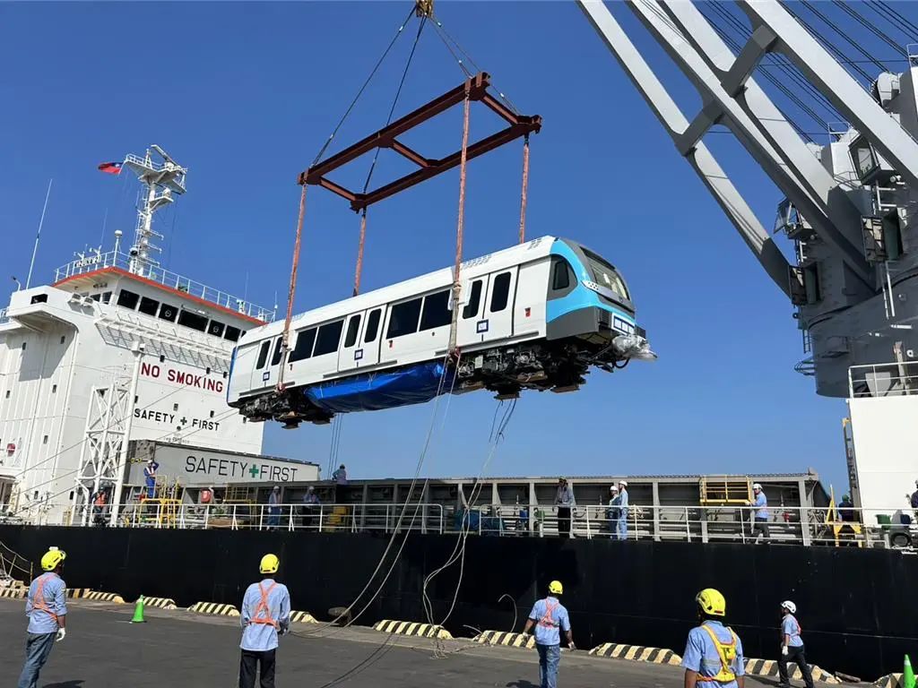 新北捷运三莺线工程进展重大突破,列车全数到位进入最终测试阶段(图2) 捷运三莺线最后3辆18日凌晨顺利运抵新北三峡机厂,全线29辆列车全数报到,全面展开最后阶段的测试作业。(图/新北捷运局)