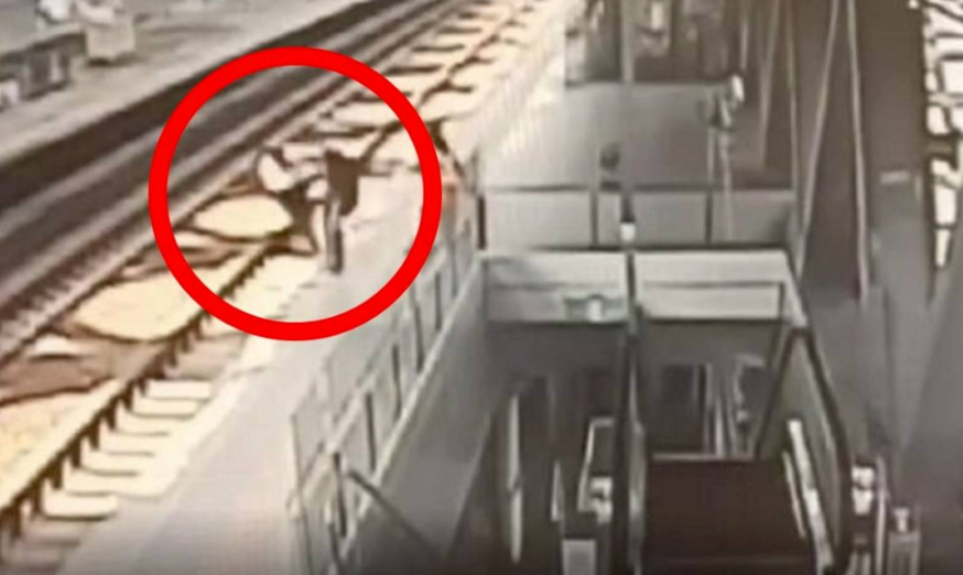 男子无票闯入站台,将站务员推下铁轨!(图1) 640 (50).png