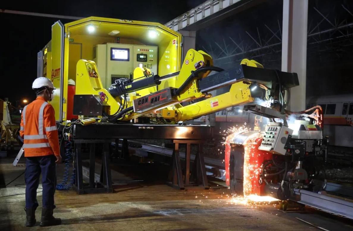 地铁引进自动化闪光对焊机 提升轨道更新效率与焊接质量(图1) xinjiapo.jpg