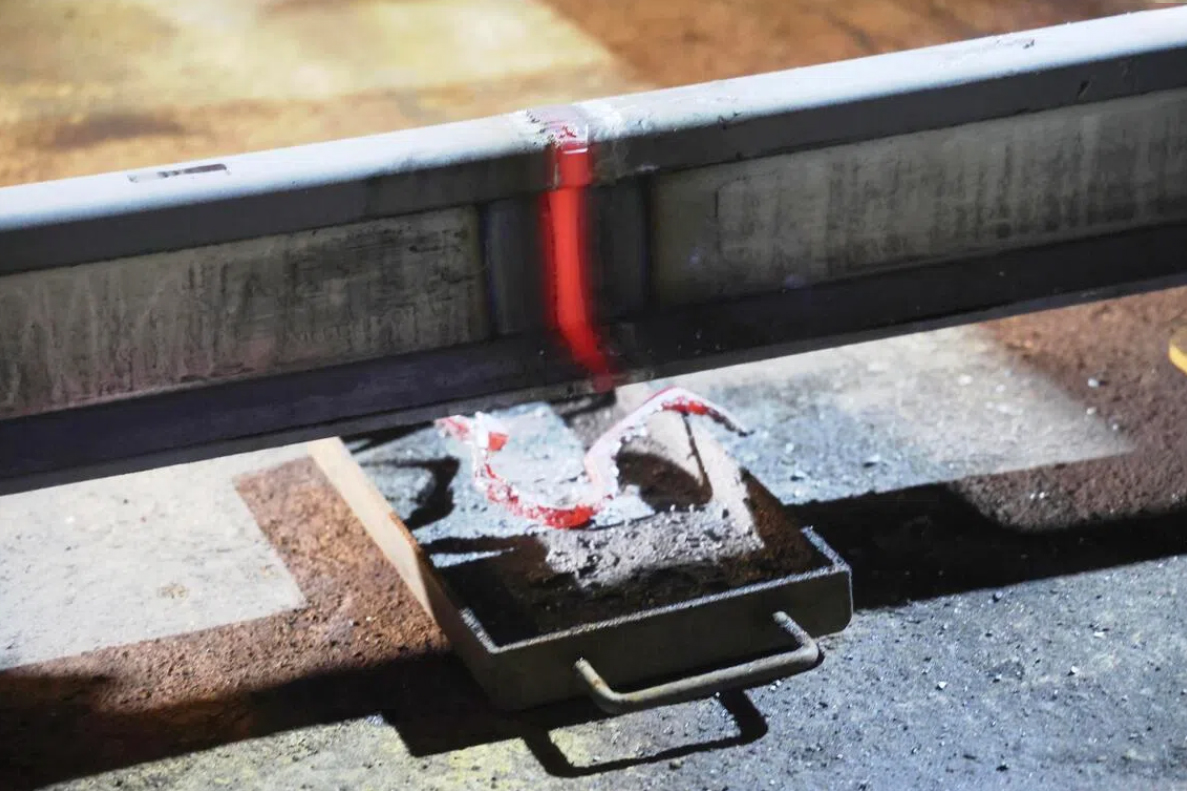 地铁引进自动化闪光对焊机 提升轨道更新效率与焊接质量(图2) xinjiap.jpg