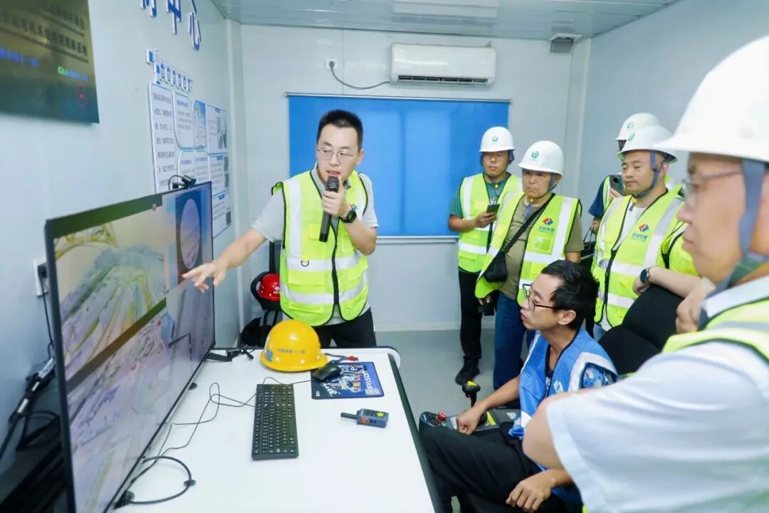 青岛地铁:新鲜!坐在办公室里就能“开”塔吊(图2) 640 (14).jpg