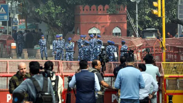 印度地铁站外汽车爆炸已致13人死亡(图3) 640 (13).png