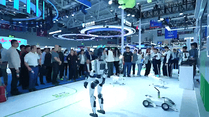 越甲灵动机器人携手深圳地铁共筑智慧城轨新标杆(图1) 640.gif