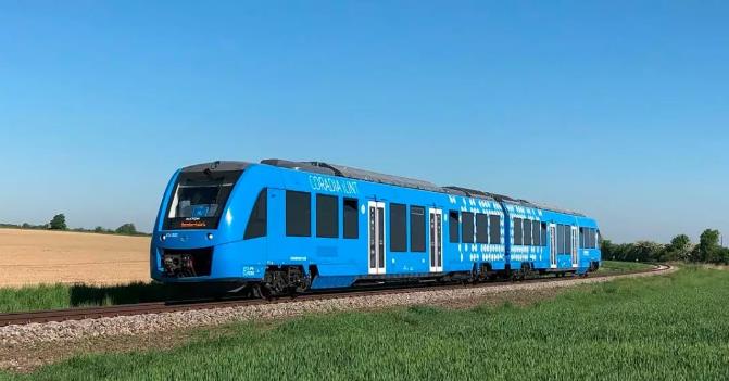 世界首款氢动力铁路客运列车Coradia iLint成功在荷兰测试(图1)